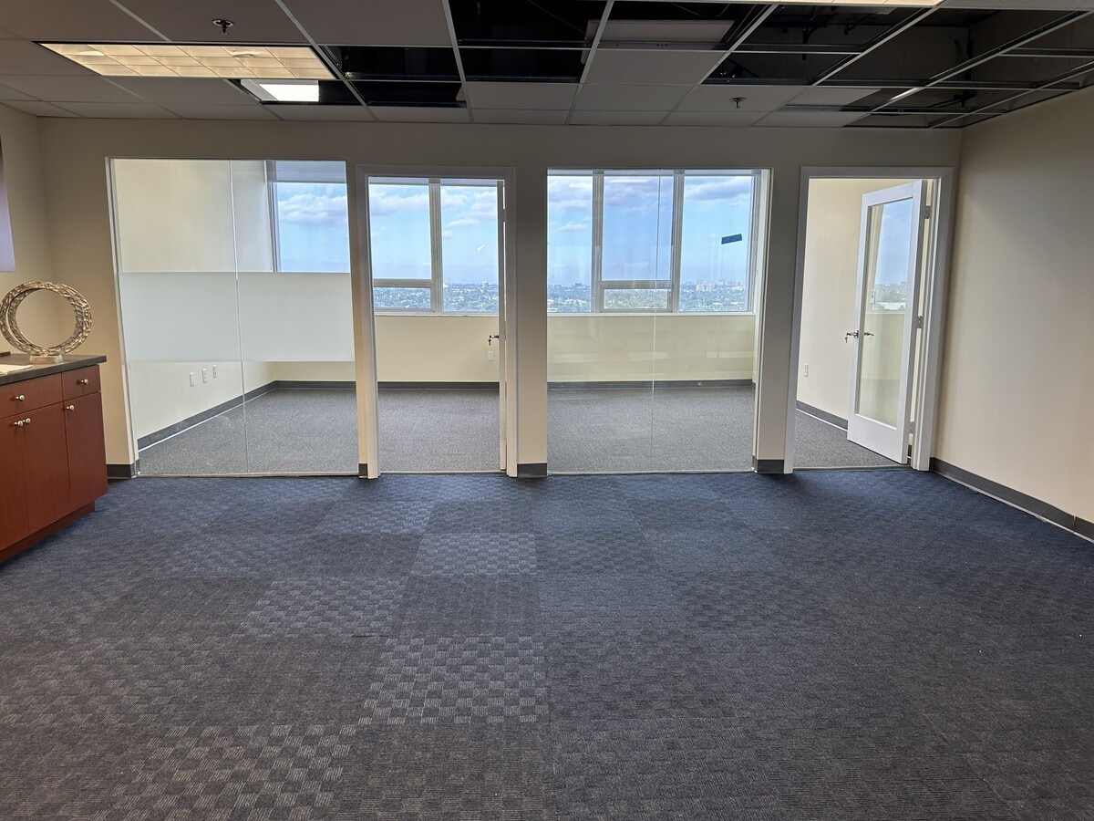 2455 E Sunrise Blvd, Fort Lauderdale, FL 33304 - Lot PH -  - Photo intérieure - Image 2 of 22
