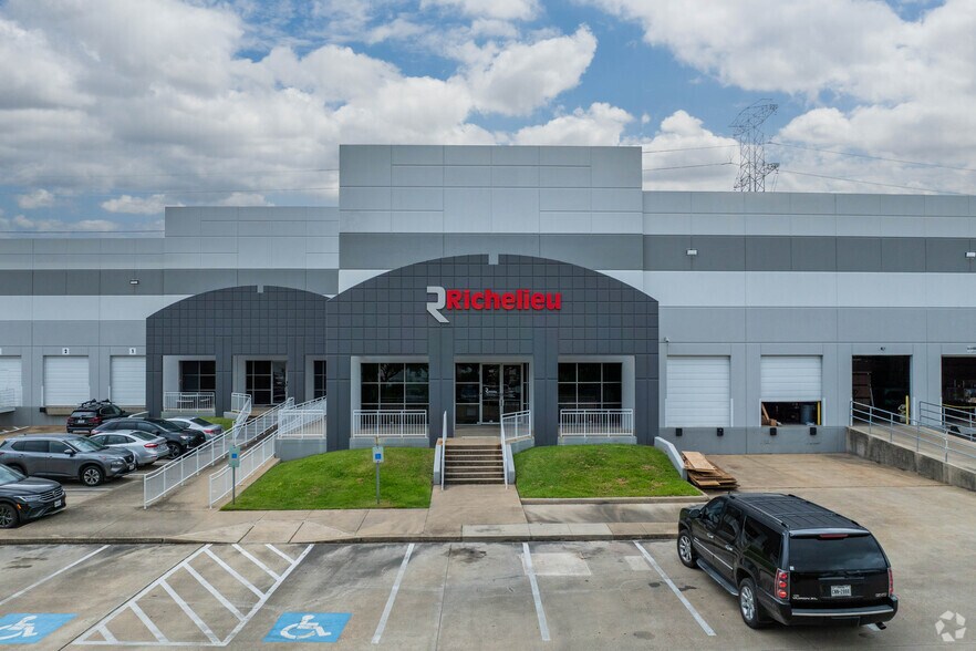 8648 Glenmont Dr, Houston, TX à louer - Photo de l’immeuble – Image 3 sur 7