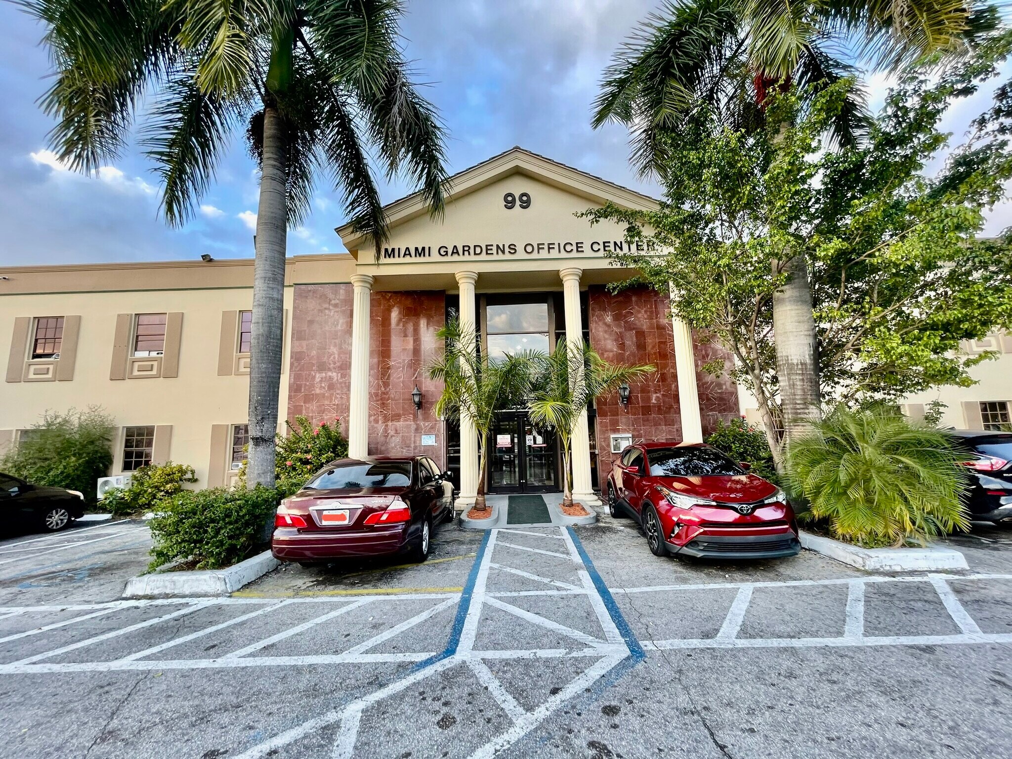 99 NW 183rd St, North Miami Beach, FL à louer Photo de l’immeuble– Image 1 sur 11