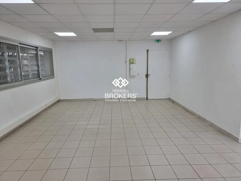 Bureau dans Lunel à louer - Photo de l’immeuble – Image 2 sur 5