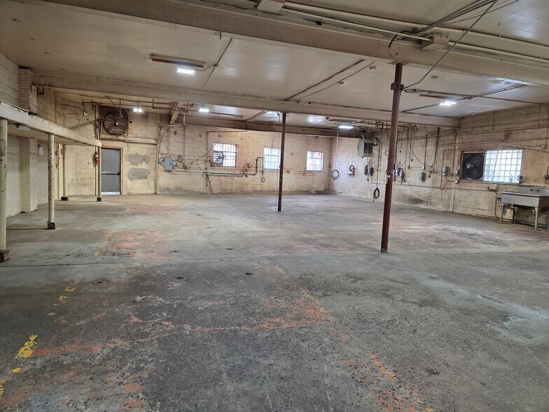 239 Commercial Ave, Palisades Park, NJ à louer - Photo de l’immeuble – Image 3 sur 9