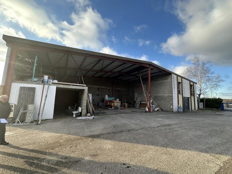 Local d’activités dans Lentilly à louer - Photo de l’immeuble – Image 2 sur 7