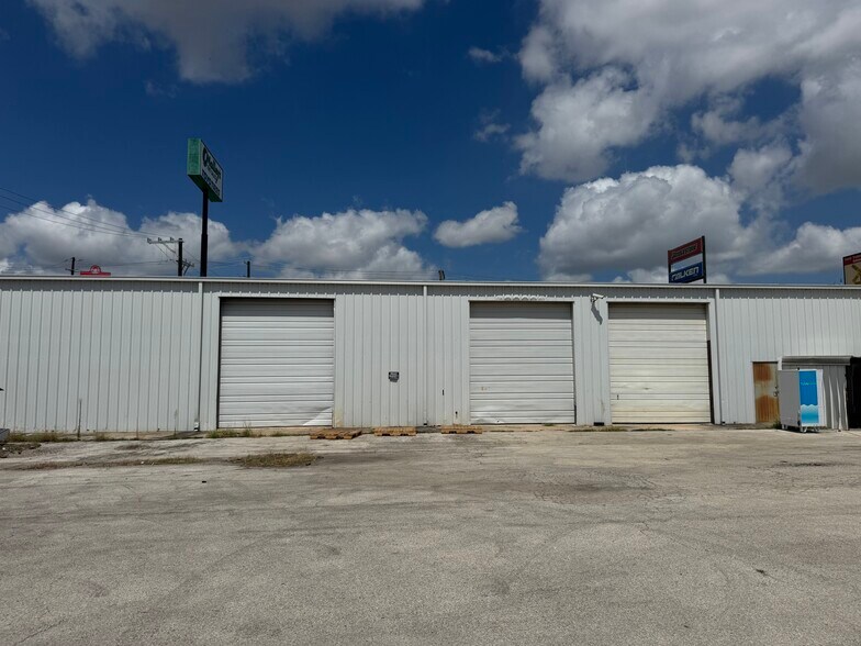 204 N WW White Rd, San Antonio, TX à louer - Photo de l’immeuble – Image 2 sur 7