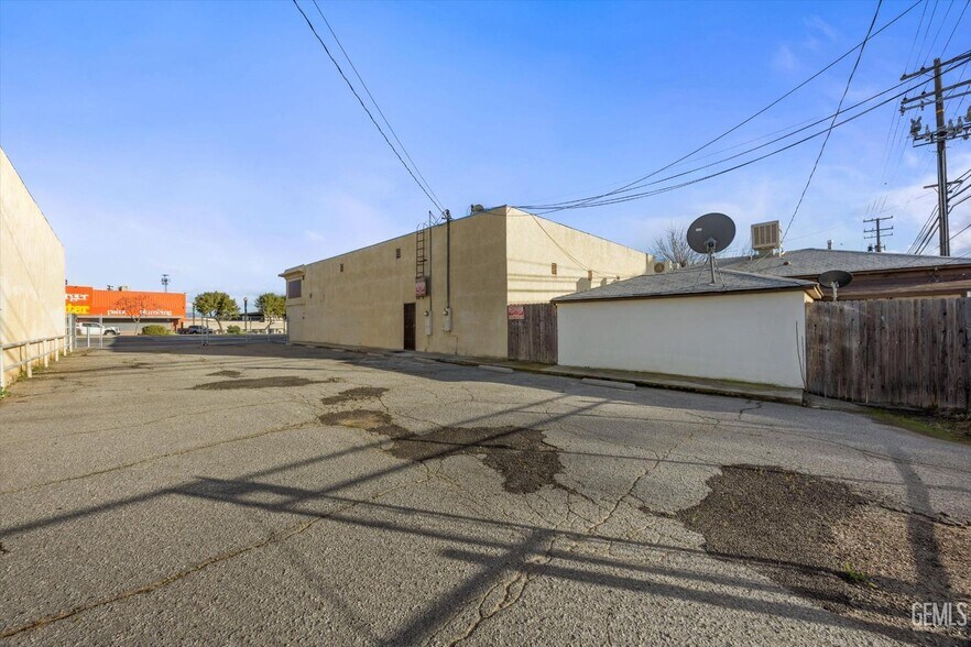1601 N Chester Ave, Bakersfield, CA à vendre - Photo de l’immeuble – Image 3 sur 11
