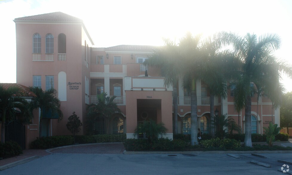 3060-3066 Tamiami Trl N, Naples, FL à louer - Photo de l’immeuble – Image 3 sur 6