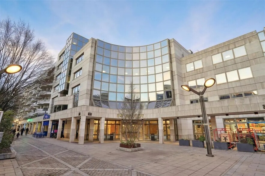 14 Place Marie - Jeanne Bassot, Levallois-Perret à louer - Photo de l’immeuble – Image 1 sur 4