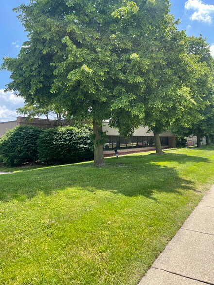 42700 Schoenherr Rd, Sterling Heights, MI à louer - Photo de l’immeuble – Image 2 sur 5