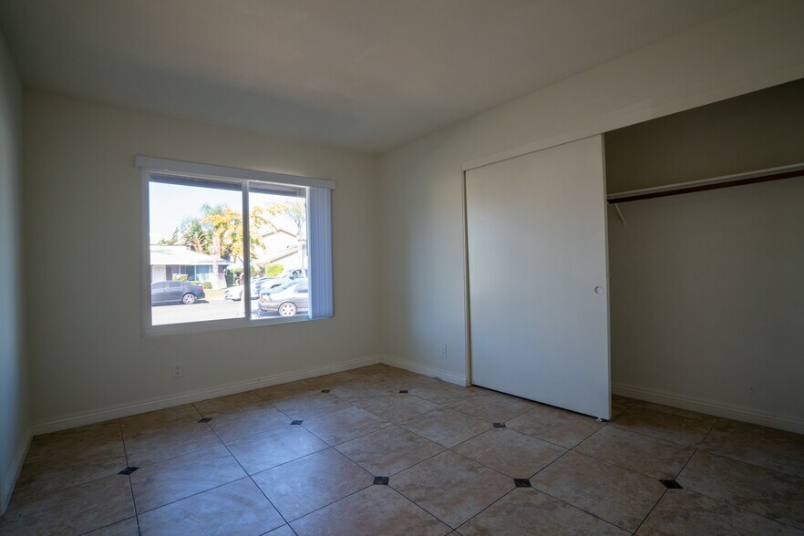 2650 E Park Ln, Anaheim, CA à vendre - Photo de l’immeuble – Image 3 sur 33