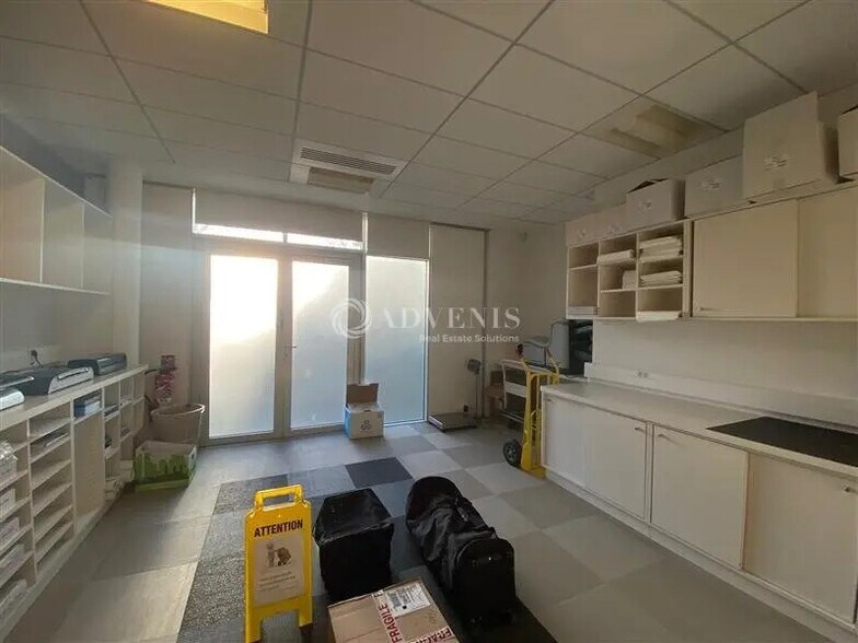 Bureau dans Voisins-le-Bretonneux à louer - Photo de l’immeuble – Image 3 sur 7