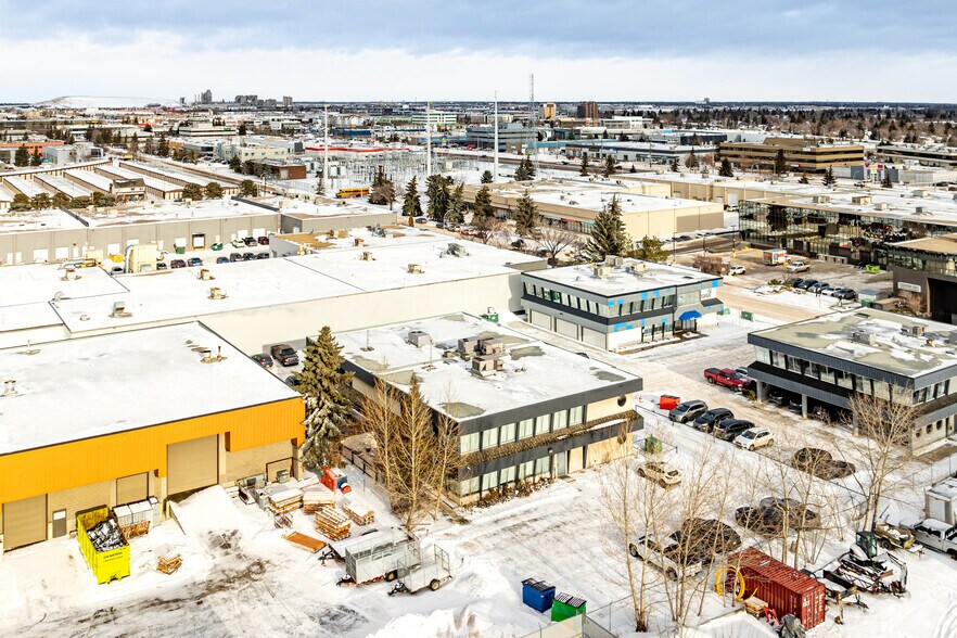 10366 172 St NW, Edmonton, AB à vendre - Aérien – Image 2 sur 3