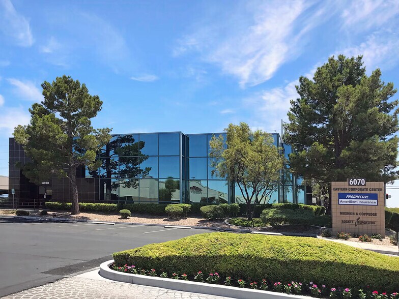 6070 S Eastern Ave, Las Vegas, NV à louer - Photo de l’immeuble – Image 3 sur 7