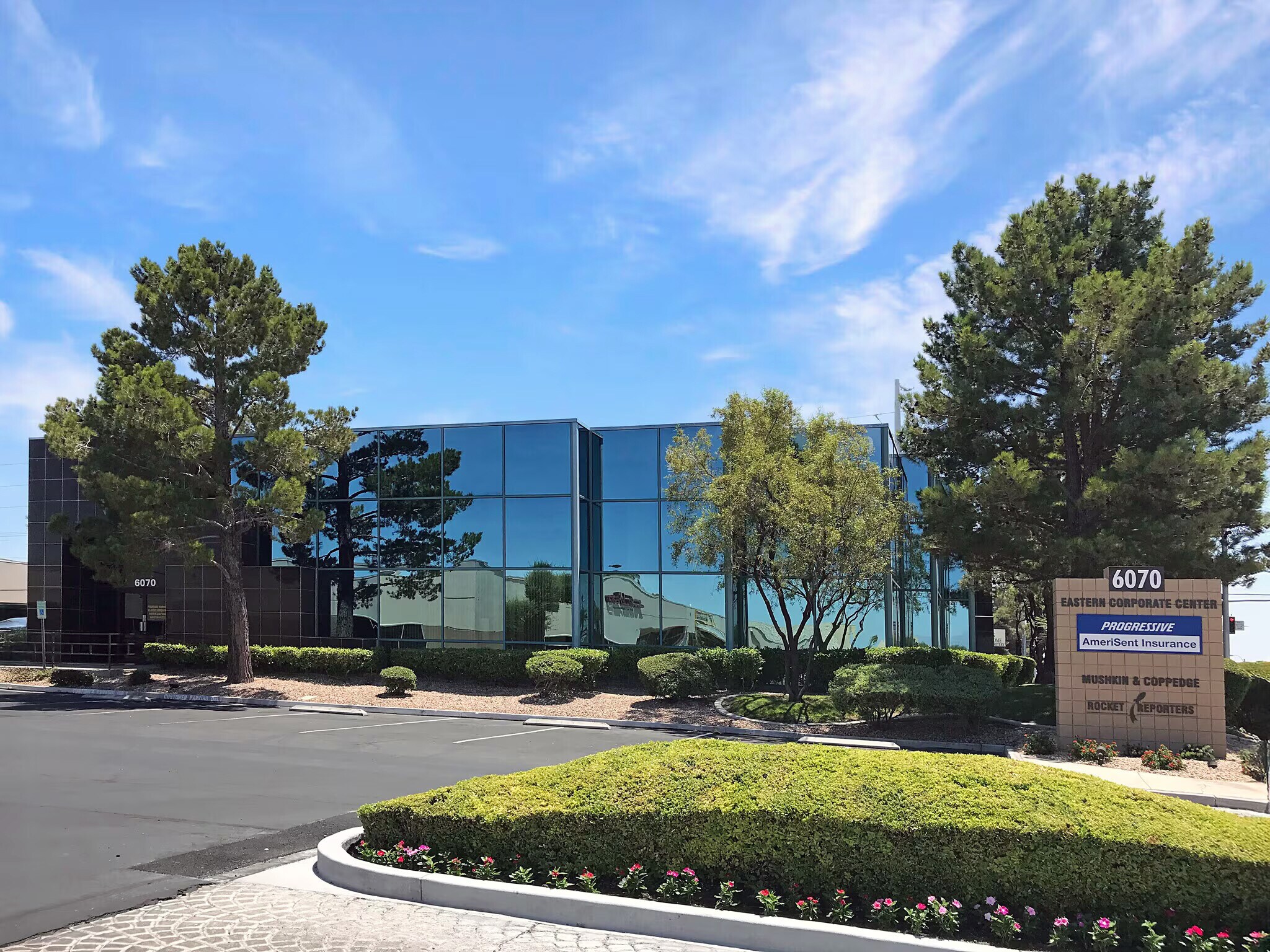 6070 S Eastern Ave, Las Vegas, NV à vendre Photo principale– Image 1 sur 8