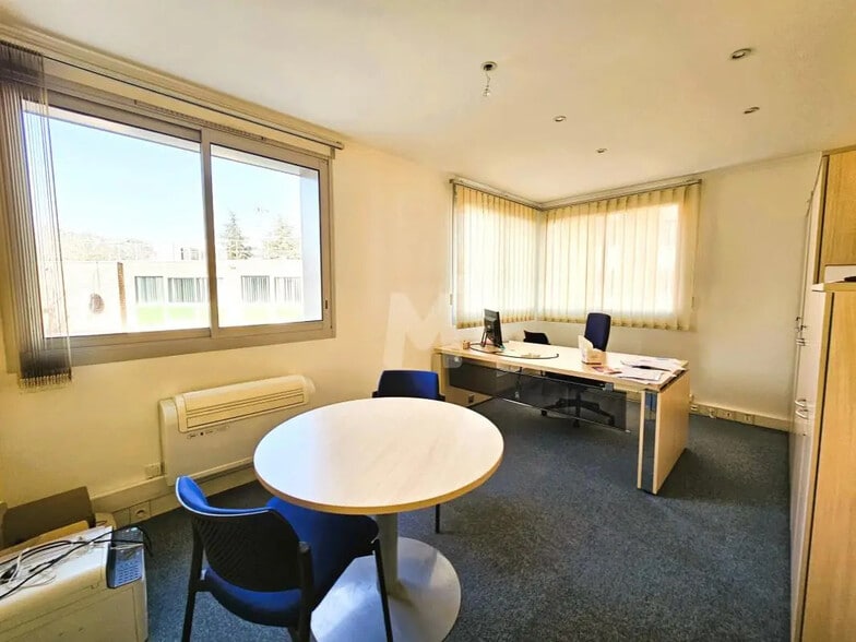 Bureau dans Lisses à louer - Photo intérieure – Image 2 sur 10