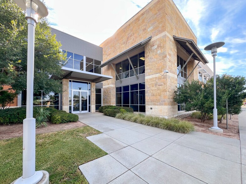 6301 Holiday Hill Rd, Midland, TX à louer - Photo de l’immeuble – Image 2 sur 36