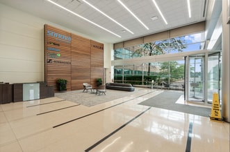 750 N Commons Dr, Aurora, IL à louer Hall d’entrée– Image 1 sur 13