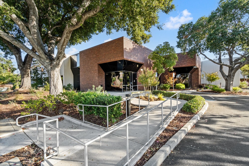 650-700 E Calaveras Blvd, Milpitas, CA à louer Photo de l’immeuble– Image 1 sur 8