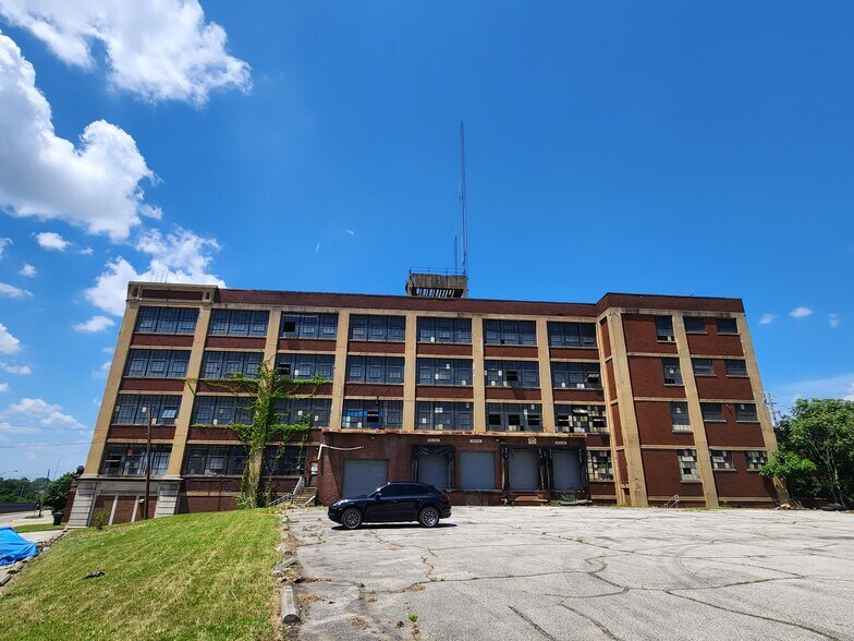 711 Johnston St, Akron, OH à vendre - Photo de l’immeuble – Image 2 sur 6