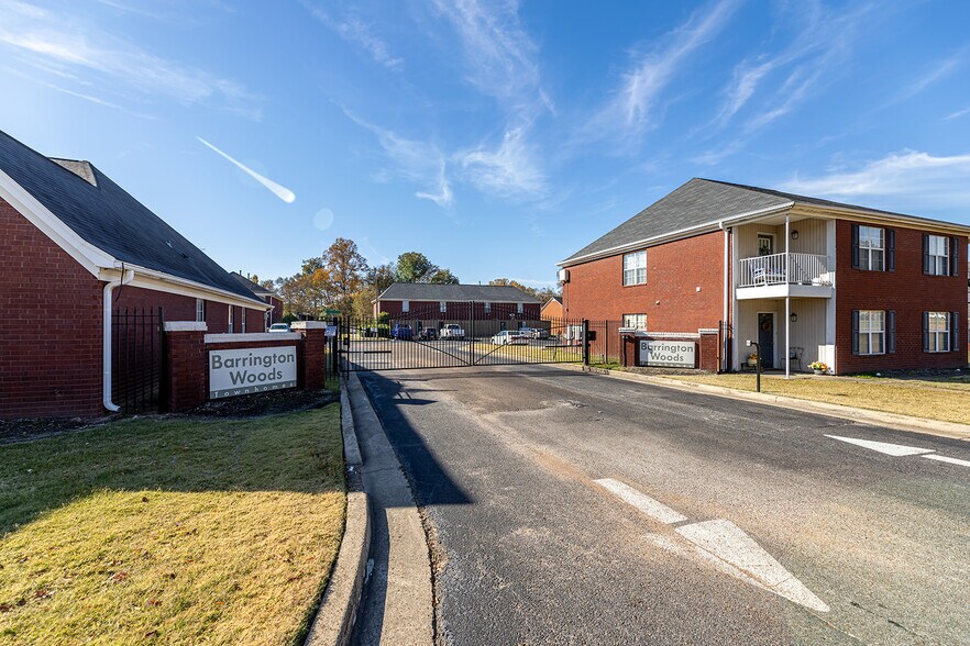 Barrington Woods Apartments and Townhome portefeuille de 2 biens à vendre sur LoopNet.fr - Photo de l’immeuble – Image 3 sur 37