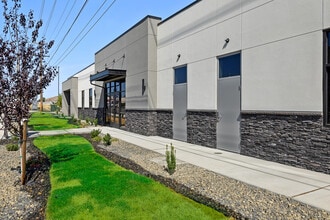 7034 W Clearwater Ave, Kennewick, WA à louer Photo de l’immeuble– Image 1 sur 8