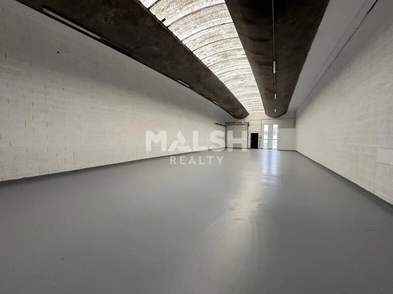 Local d’activités dans Saint-Priest à louer - Photo intérieure – Image 1 sur 5