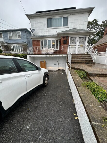 2422 Cornaga Ave, Far Rockaway, NY à louer - Photo de l’immeuble – Image 1 sur 5