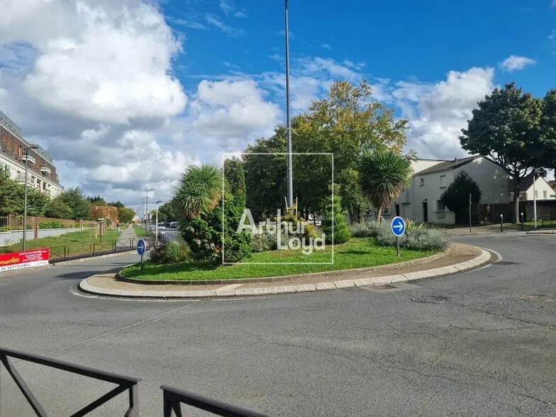 Bureau dans Lognes à louer - Photo de l’immeuble – Image 2 sur 5
