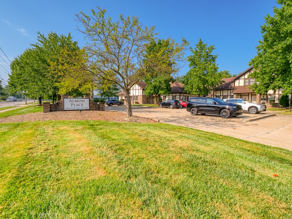 10850 Pearl Rd, Strongsville, OH à vendre Photo de l’immeuble– Image 1 sur 35