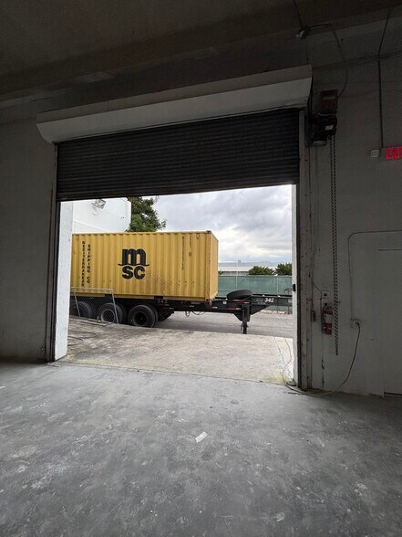 3400 NW 78th Ave, Miami, FL à louer - Photo de l’immeuble – Image 3 sur 11