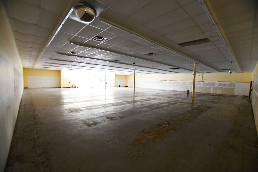 1016 Winchester Rd, Irvine, KY à louer - Photo de l’immeuble – Image 2 sur 27