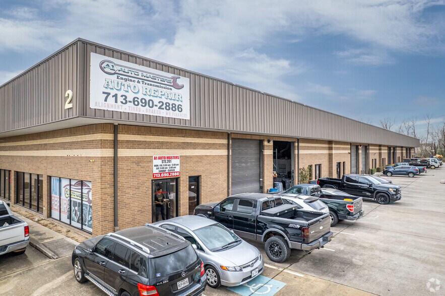 5829 W Sam Houston Pky N, Houston, TX à louer - Photo de l’immeuble – Image 2 sur 19