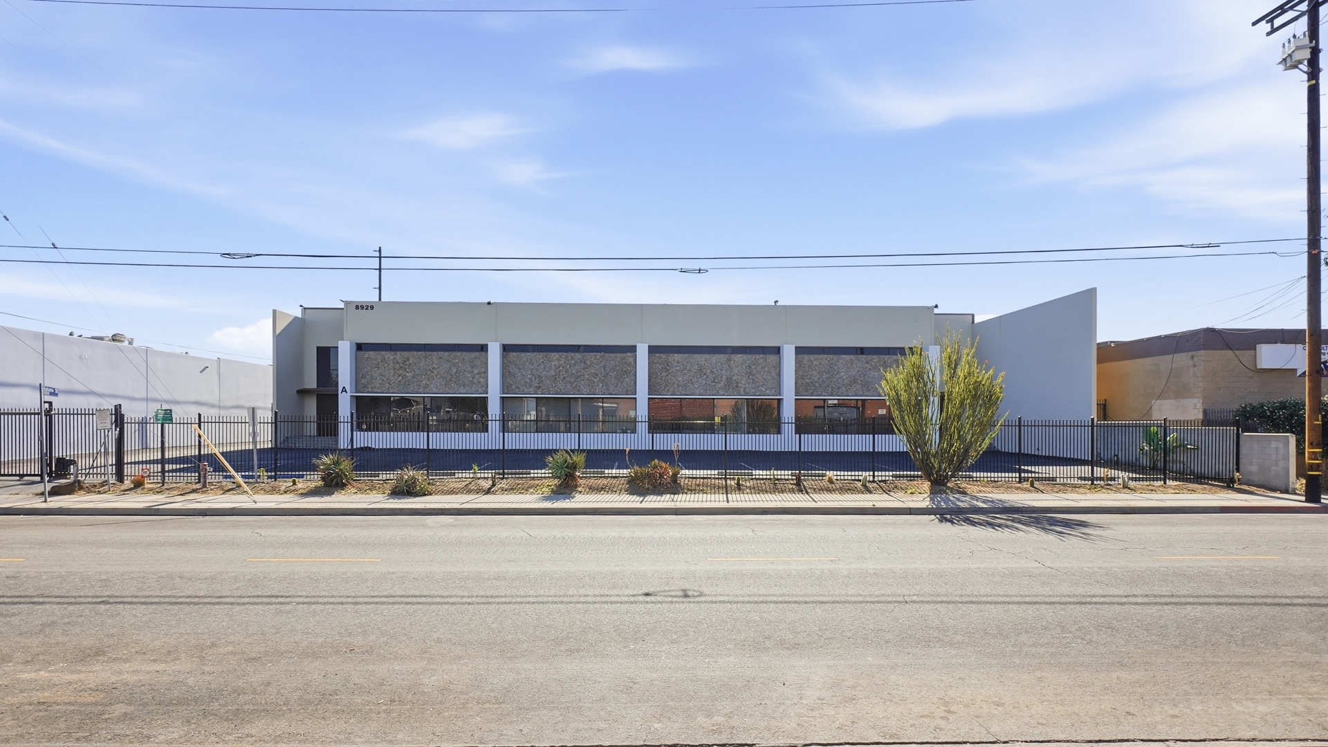 8929 Oso Ave, Chatsworth, CA à louer Photo de l’immeuble– Image 1 sur 10