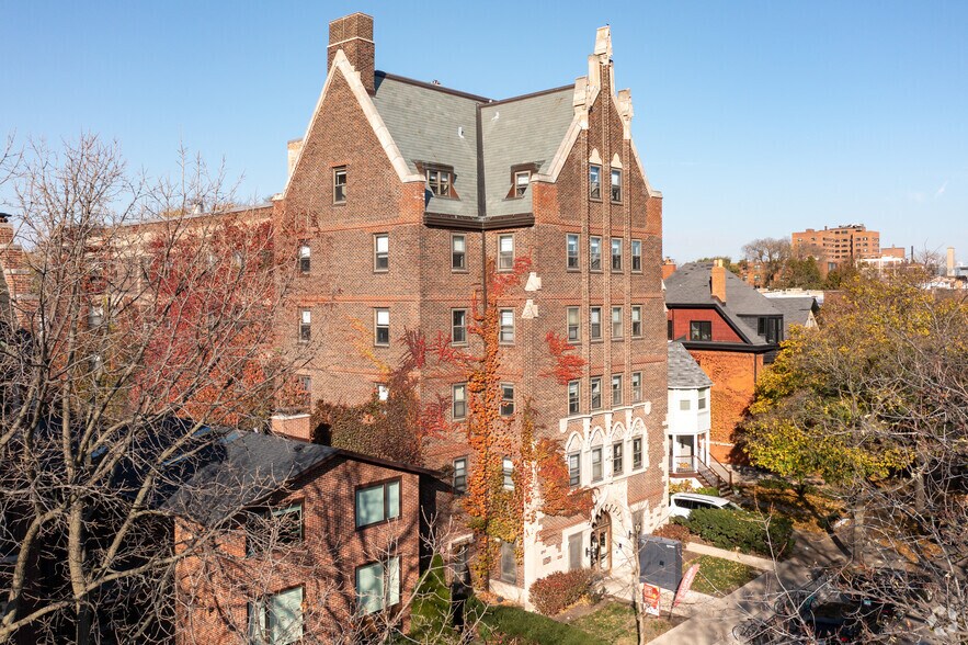 University of Chicago | 9.5% Cap Rate portefeuille de 2 biens à vendre sur LoopNet.fr - Photo principale – Image 3 sur 9