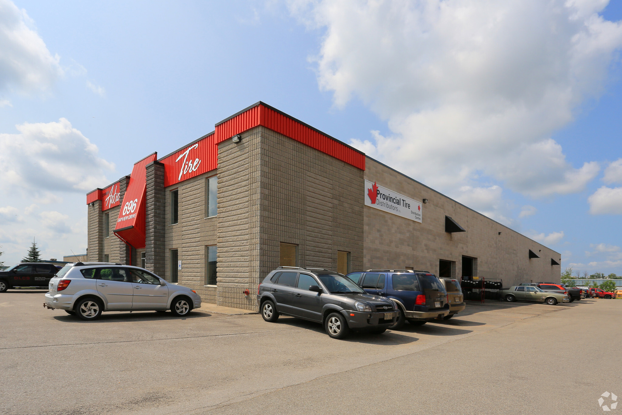 696 Bayview Dr, Barrie, ON à louer Photo principale– Image 1 sur 4