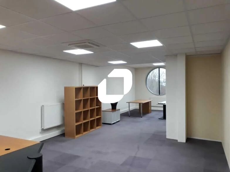 Bureau dans Villiers-sur-Marne à louer - Photo de l’immeuble – Image 3 sur 4