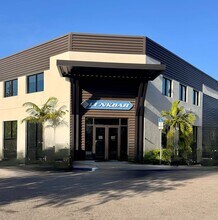 2705A Corporate Flight Dr, Naples, FL à louer Photo de l’immeuble– Image 1 sur 2