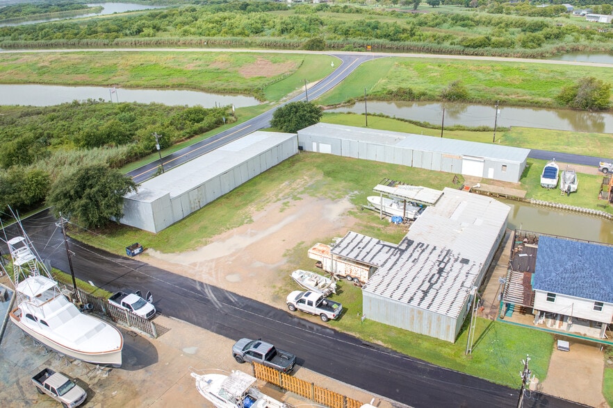 205 Marine Way, Freeport, TX à vendre - Photo de l’immeuble – Image 2 sur 41