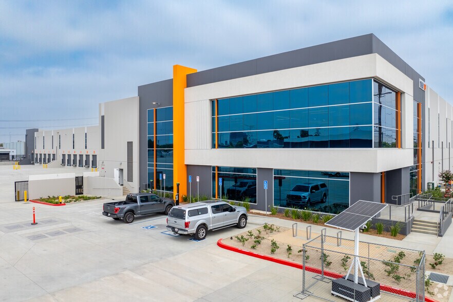 18001 S Figueroa St, Gardena, CA à louer - Photo de l’immeuble – Image 1 sur 13
