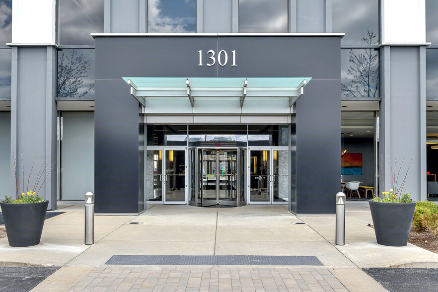 1301 W 22nd St, Oak Brook, IL à louer - Photo de l’immeuble – Image 2 sur 19