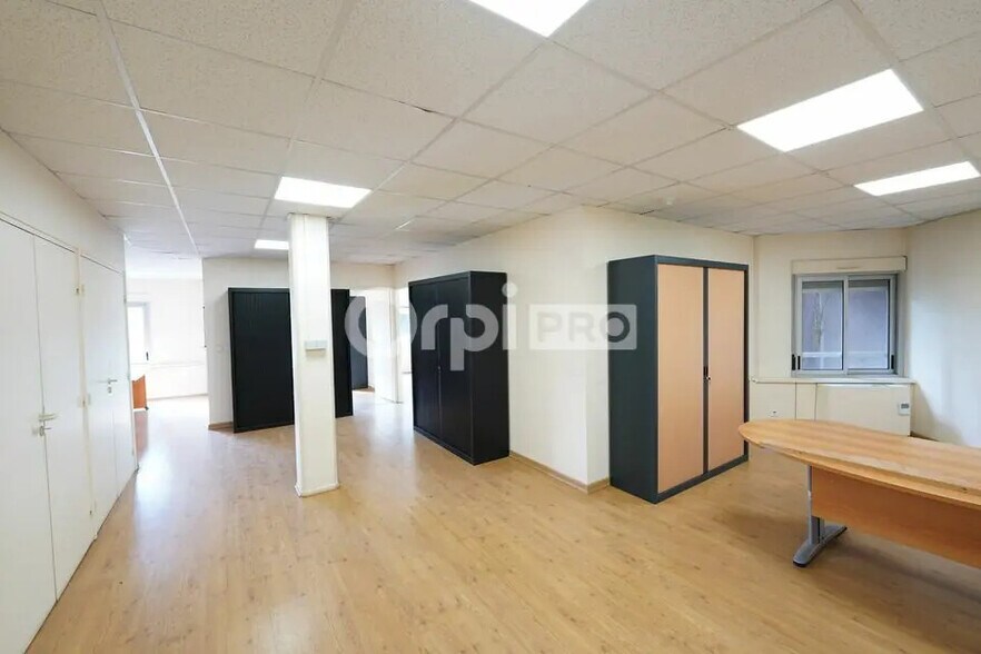 Bureau dans Montagny à louer - Photo de l’immeuble – Image 1 sur 7