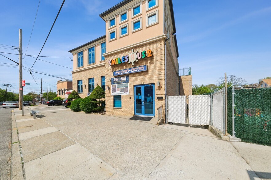 351 Sand Ln, Staten Island, NY à vendre - Photo de l’immeuble – Image 3 sur 22