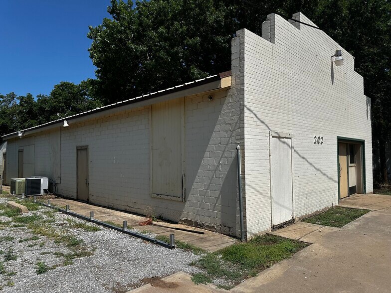 202 N Jackson Ave, Iowa Park, TX à vendre - Photo de l’immeuble – Image 2 sur 22