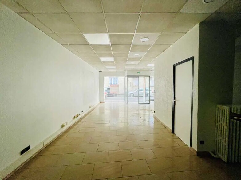 Bureau dans Compiègne à louer - Photo de l’immeuble – Image 2 sur 3