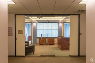 350 N LaSalle St, Chicago, IL à louer Hall d’entrée– Image 1 sur 7