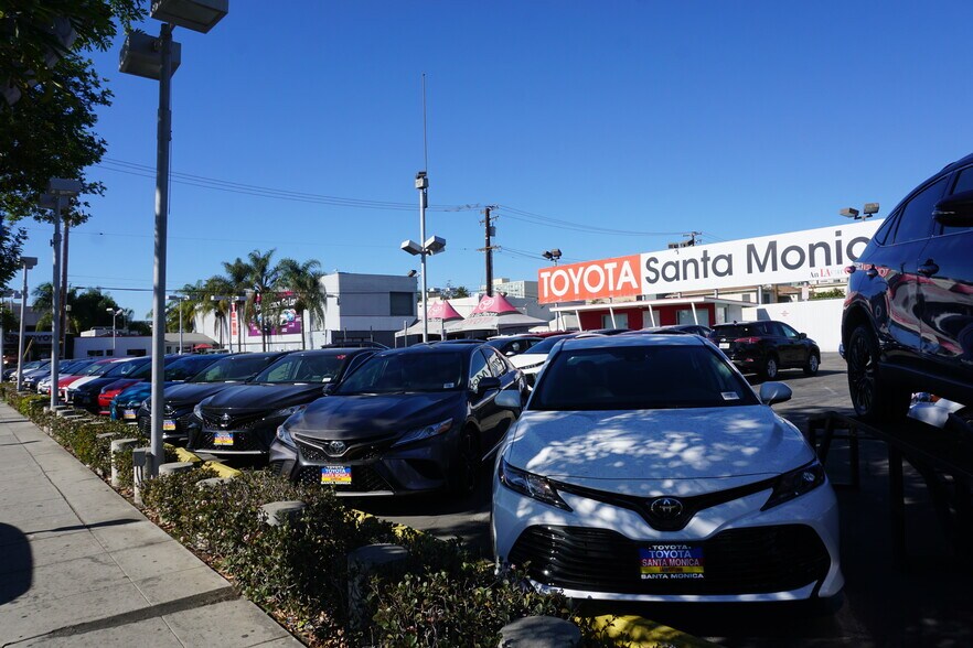 825 Santa Monica Blvd, Santa Monica, CA à vendre - Photo de l’immeuble – Image 3 sur 9