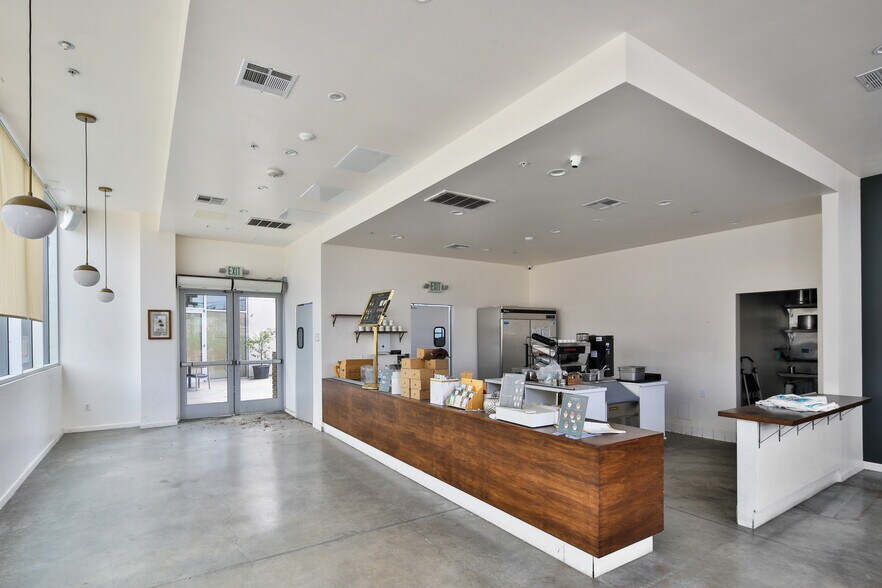 450 S Western Ave, Los Angeles, CA à louer - Photo intérieure – Image 2 sur 63