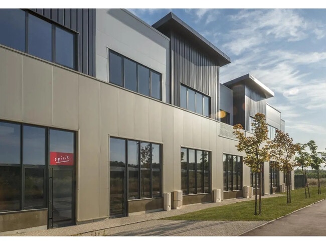 Plus de détails pour Local d’activités à vendre