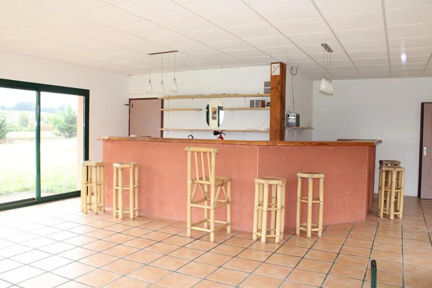 Local d'activités dans Pradelles à vendre - Photo de l’immeuble – Image 3 sur 8