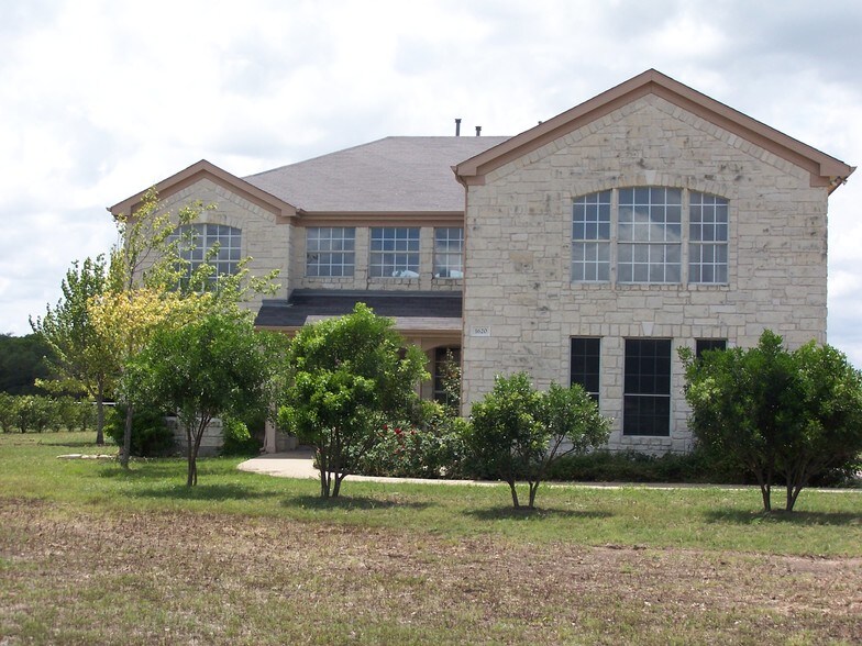 1620 Red Bud Ln, Round Rock, TX à louer - Photo de l’immeuble – Image 1 sur 13