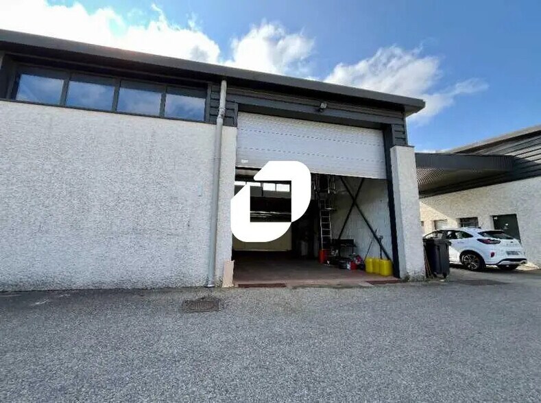 Local d’activités dans Jons à louer - Photo de l’immeuble – Image 1 sur 9