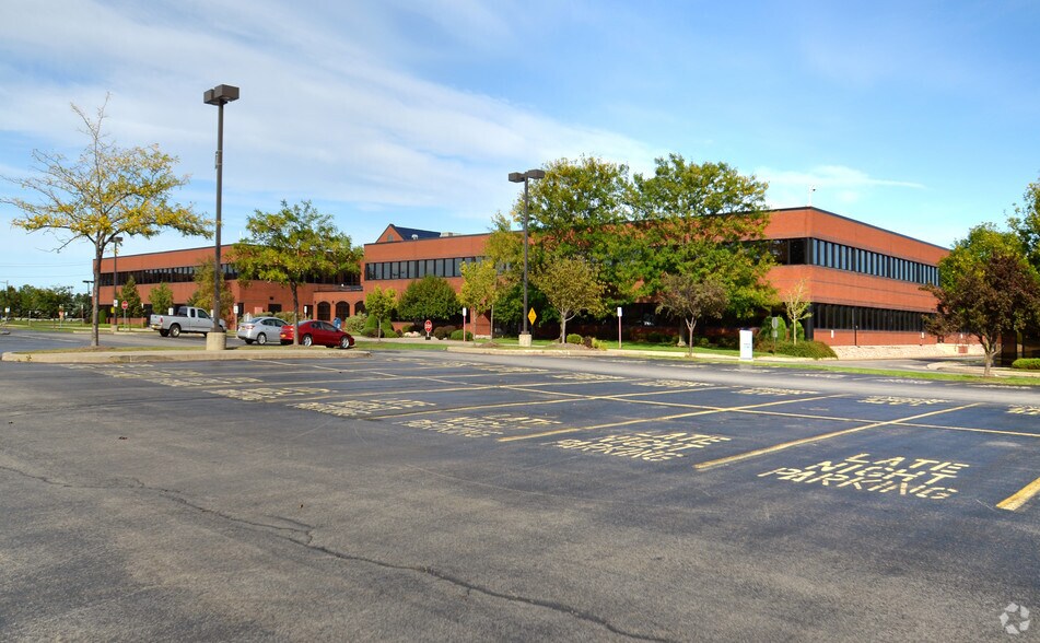 1759 Wehrle Dr, Amherst, NY à louer - Photo principale – Image 2 sur 5